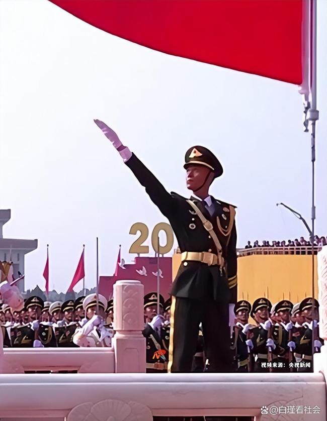 河南小伙担任九三阅兵升旗手 目光所至皆为华夏