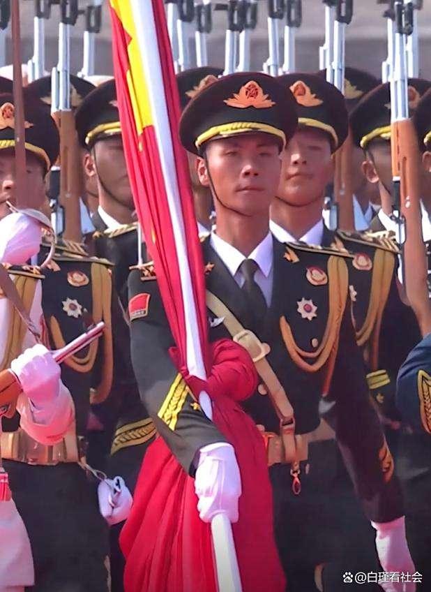 河南小伙担任九三阅兵升旗手 目光所至皆为华夏